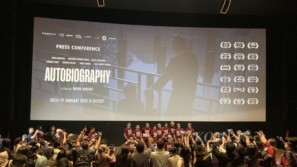 Suasana konferensi pers film <i>Autobiography</i> di Jakarta, Selasa (17/1/2023). Film ini ditayangkan di bioskop Indonesia mulai 19 Januari 2023. Adapun film ini telah melanglang buana ke 20-an festival di luar dan dalam negeri, lalu tercatat sebagai salah satu nomine Film Cerita Panjang Terbaik Festival Film Indonesia (FFI) 2022. Film ini membawa pulang Piala Citra 2022 sebagai Penulis Skenario Asli Terbaik.