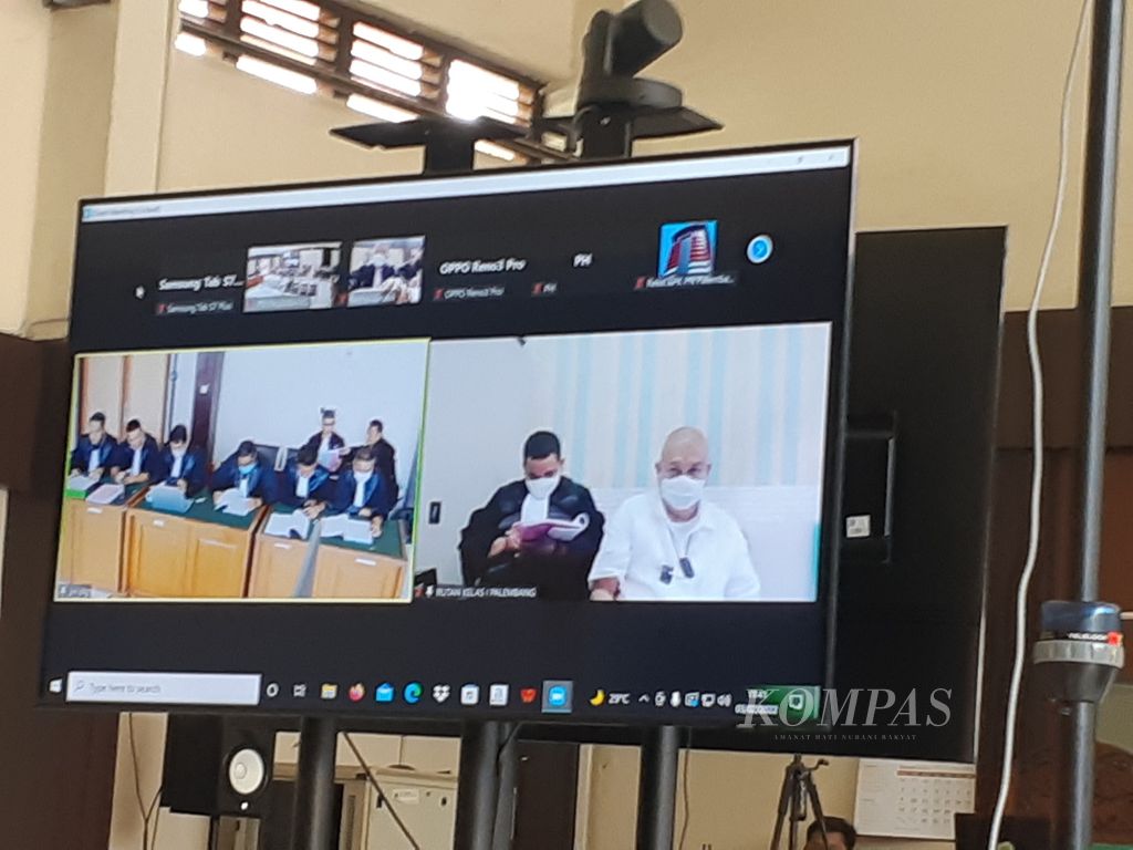 Mantan Gubernur Sumatera Selatan Alex Noerdin (paling kanan di layar) mengikuti sidang dakwaan atas perkara dugaan korupsi pembangun Masjid Raya Sriwijaya dan hak pembelian gas bumi Perusahaan Daerah Pertambangan dan Energi (PDPDE) di Pengadilan Tindak Pidana Korupsi Palembang, Kamis (3/2/2022). 