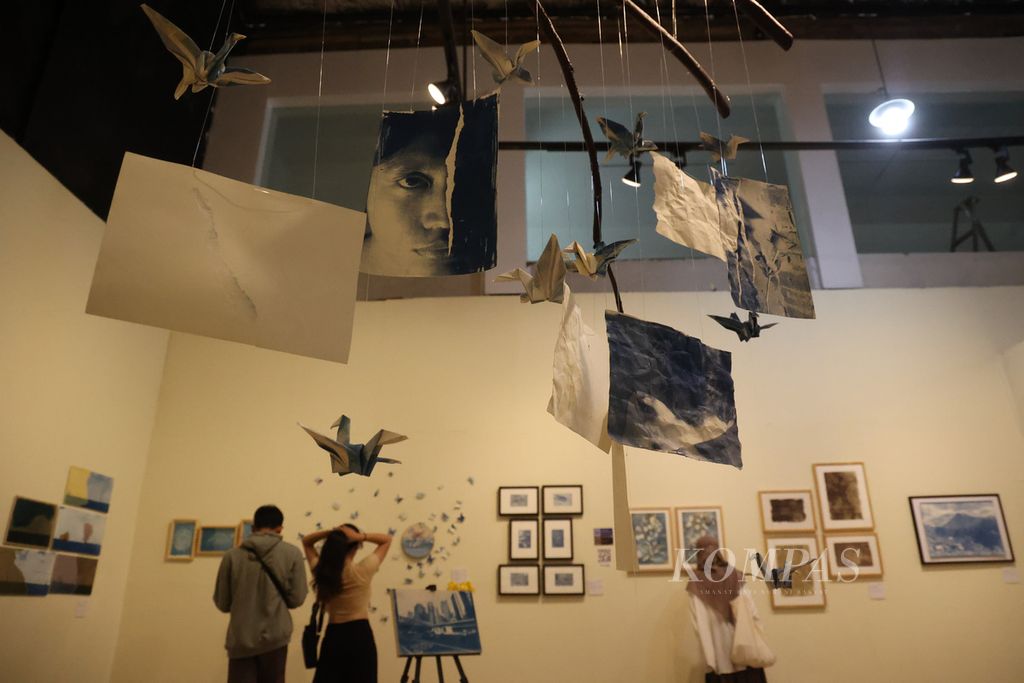 Pengunjung menyaksikan karya yang ditampilkan dalam pameran fotografi cetak tua Eksplorasa di Pendhapa Art Space, Bantul, DI Yogyakarta, Selasa (3/1/2023). Pameran ini diikuti 74 peserta pameran yang berasal dari kalangan mahasiswa Institut Seni Indonesia (ISI) Yogyakarta. Kegiatan yang menampilkan 150 karya foto yang dicetak menggunakan teknik cetak tua ini berlangsung hingga 4 Januari 2023.