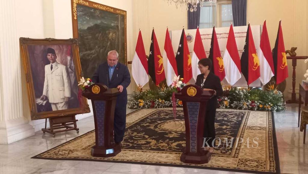  Menteri Luar Negeri Retno LP Marsudi saat menggelar konferensi pers bersama dengan mitranya Menlu Papua Niugini Justin Tksatchenko, Selasa (21/3/2023) di Gedung Pancasila, Kementerian Luar Negeri, Jakarta.