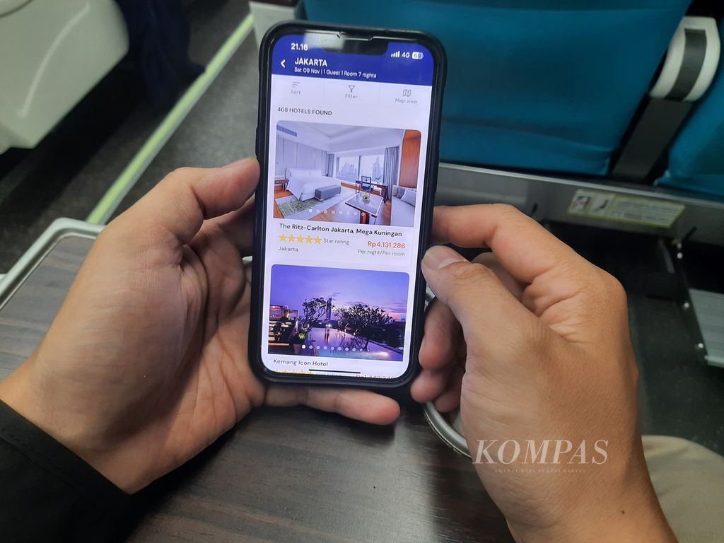 Konsumen membuka ragam opsi hotel dalam menu BookCabin, platform agen perjalanan daring milik Lion Air Group di Jakarta, Sabtu (2/11/2024). 