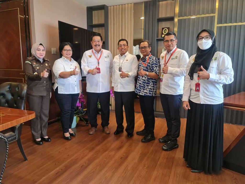 Satgas Penanganan Koperasi Bermasalah seusai audiensi dengan jajaran Kejaksaan Agung di Jakarta, Senin (24/1/2022), untuk berkoordinasi membantu menyelesaikan proses pengembalian dana anggota koperasi sesuai perjanjian damal homologasi putusan PKPU. KOMPAS/Stefanus Osa