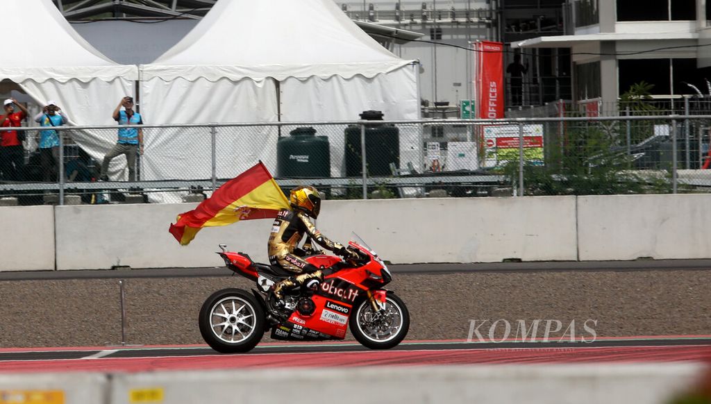 Pebalap tim Aruba.it Ducati, Alvaro Bautista, membawa bendera negaranya sebagai selebrasi setelah berhasil mengunci gelar juara dunia pada balapan kedua dalam rangkaian Kejuaraan Dunia Superbike (WSBK) 2022 di Sirkuit Jalan Raya Internasional Mandalika, Pujut, Lombok Tengah, NTB, Minggu (13/11/2022). Balapan kedua tersebut dimenangi Toprak Razgatlioglu. Meski demikian, Alvaro Bautista berhasil mengunci gelar juara dunia WSBK. 