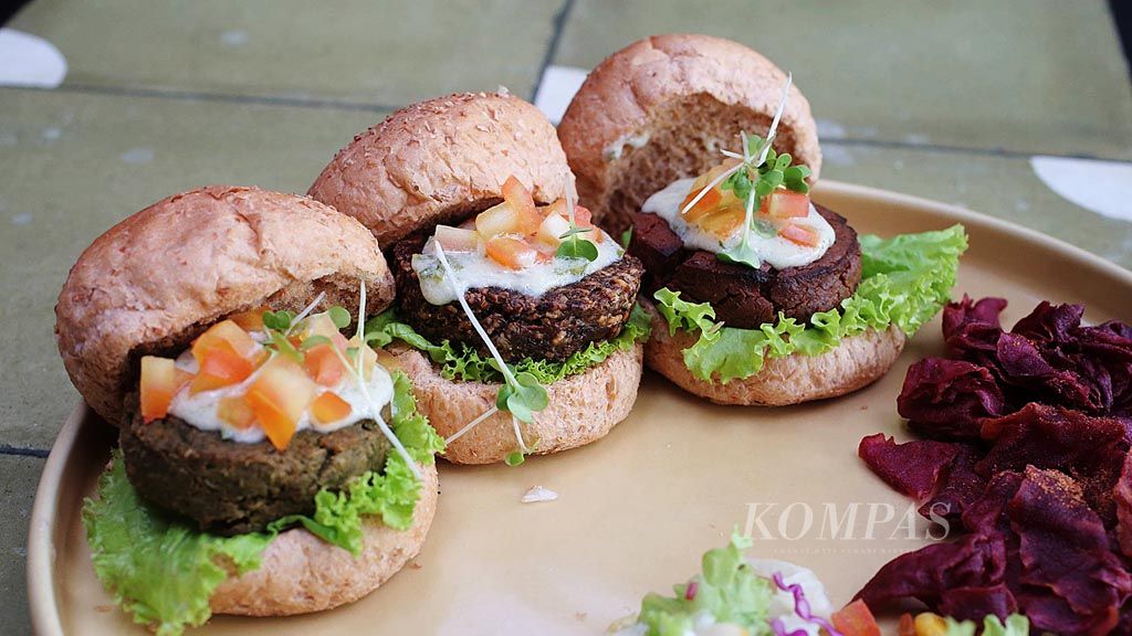 https://assetd.kompas.id/siKxg7wv70glguRuXXuO_R4CT0s=/1024x576/filters:watermark(https://cdn-content.kompas.id/umum/kompas_main_logo.png,-16p,-13p,0)/https%3A%2F%2Fkompas.id%2Fwp-content%2Fuploads%2F2020%2F04%2FMenu-Sehat-Burgreens_88524838_1586007226.jpg