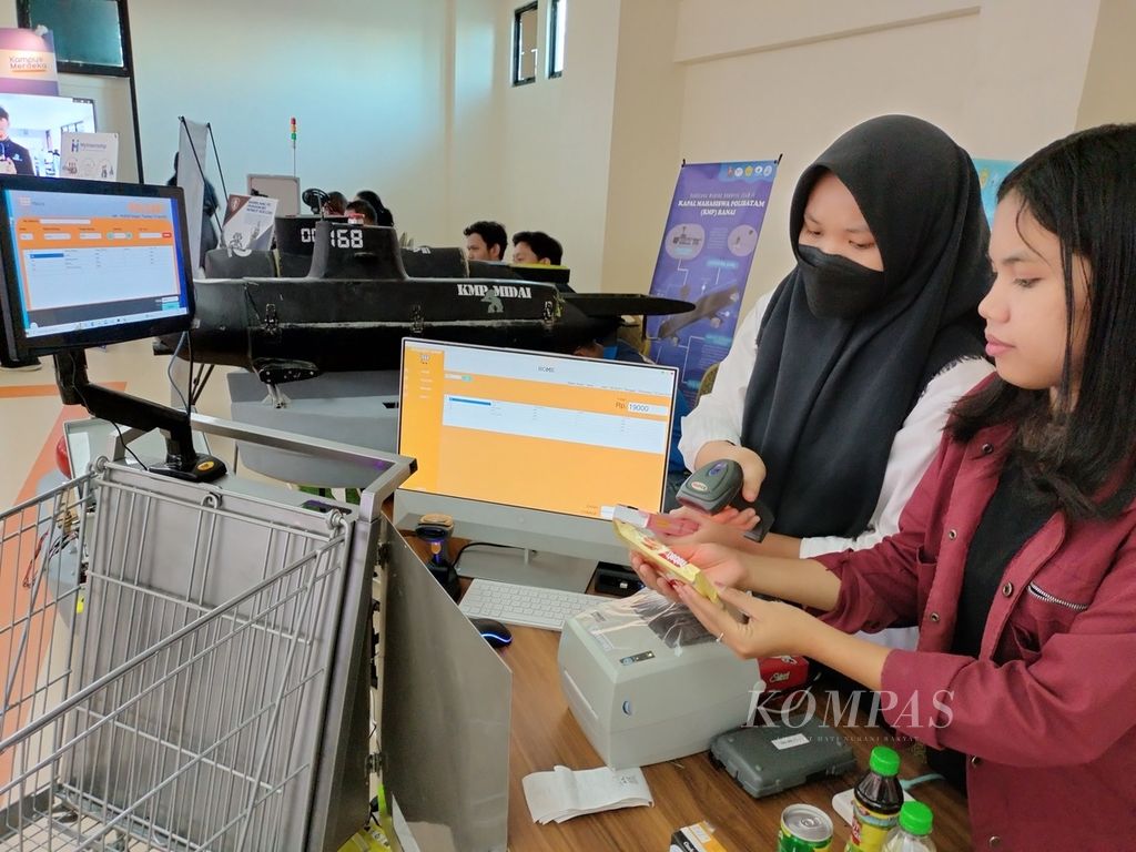 Mahasiswa Politeknik Negeri Batam (Polibatam) dikuatkan untuk menjadi profesional dengan metode belajar pembelajaran berbasis proyek (PBL) sehingga selaras dengan dunia usaha dan industri. Berbagai inovasi PBL mahasiswa, dosen, dan DUDI dipamerkan di acara Polibatam-Industry Festival (PIN Fest) yang digelar di Kampus Politeknik Negeri Batam, Kamis (12/1/2023).