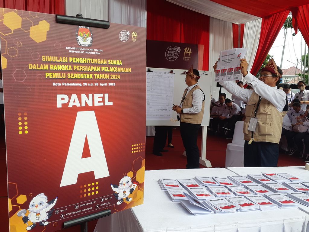 Petugas kelompok penyelenggara pemungutan suara (KPPS) simulasi melakukan simulasi penghitungan suara untuk Pemilu serentak tahun 2024 di Palembang, Sumatera selatan, Kamis (27/4/2023). Simulasi ini bertujuan untuk mencari formula penghitungan yang tepat agar kejadian tahun 2019 dimana proses penghitungan merenggut ratusan nyawa petugas KPPS, tidak terulang.