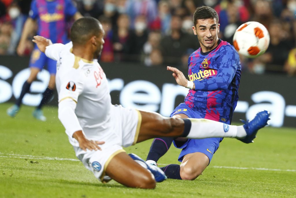 Penyerang Barcelona Ferran Torres (kanan) menendang bola ke arah gawang Napoli dalam putaran pertama babak fase gugur Liga Europa di Stadion Camp Nou, Barcelona, Spanyol, Jumat (18/2/2022) dini hari WIB. Gol Napoli dicetak Piotr Zielinski menit 29.