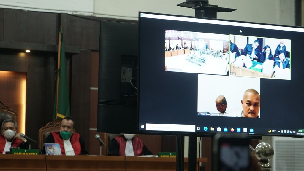 Bekas Gubernur Sumatera Selatan Alex Noerdin mengikuti persidangan di Pengadilan Tindak Pidana Korupsi di Palembang, Sumsel, Rabu (25/5/2022).