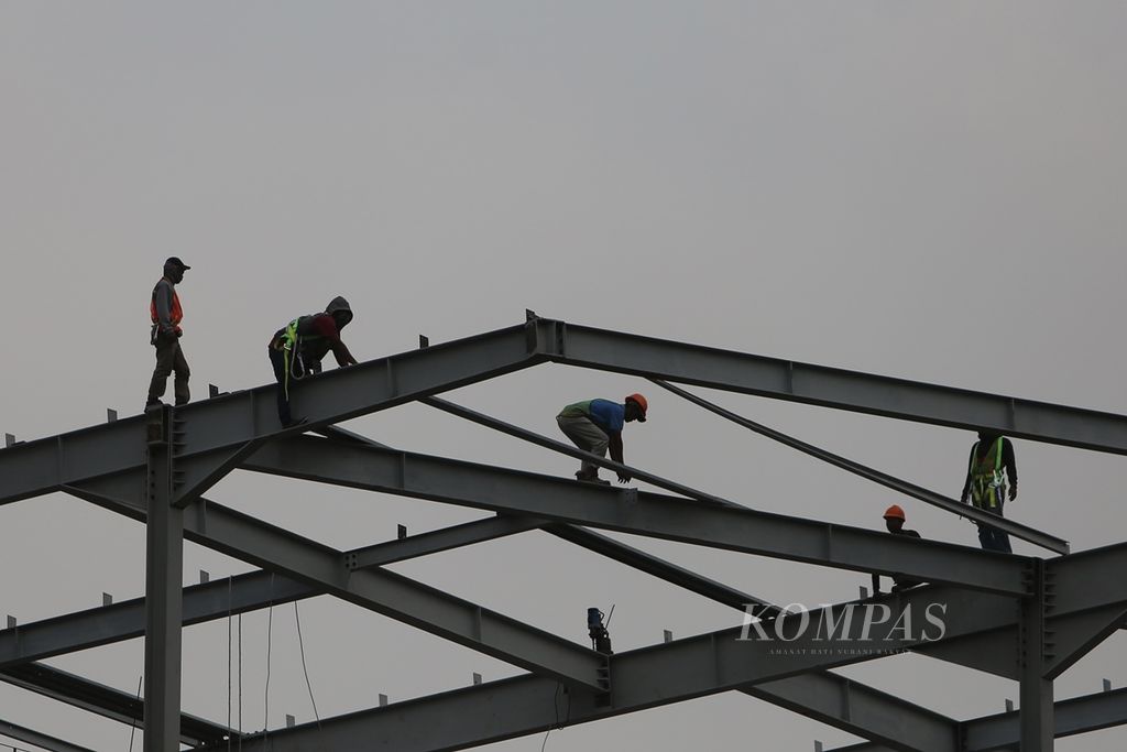 Pekerja tengah menyelesaikan pembangunan gedung bertingkat di kawasan Menteng, Jakarta Pusat, Rabu (20/11/2019). Badan Penyelenggara Jaminan Sosial (BPJS) Ketenagakerjaan mencatat, sepanjang tahun 2018 terjadi 147.000 kasus kecelakaan kerja. Keamanan dan keselamatan bagi pekerja di proyek ketinggian harus mendapat perhatian khusus dari perusahaan penyedia pekerja di ketinggian dan pemerintah untuk meminimalkan angka kecelakaan kerja.