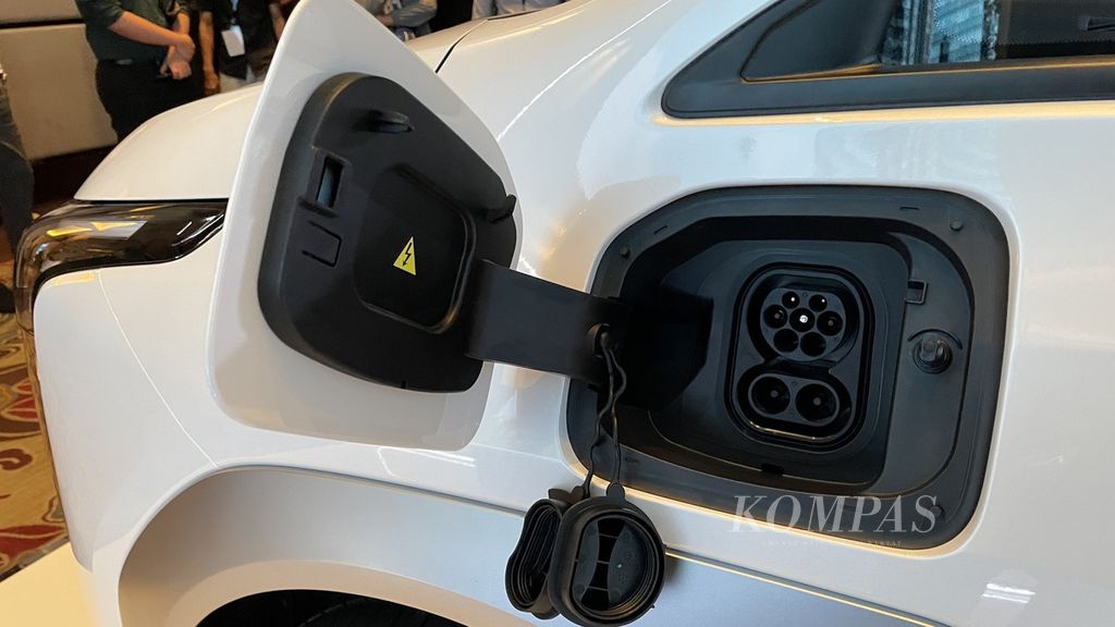 Soket pengisian daya listrik mobil Aion Y Plus memakai model CCS2 yang lebih jamak digunakan di stasiun pengisian daya listrik publik di Indonesia.
