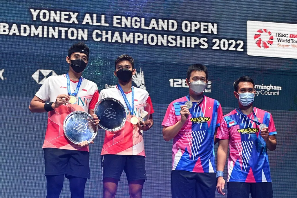 Dua ganda putra Indonesia Indonesia, pasangan Bagas Maulana (kiri)/Muhammad Shohibul Fikri,dan pasangan Mohammad Ahsan (kanan)/Hendra Setiawan, menepati podium pertama dan kedua seusai menjalani laga final All England, Minggu (20/3/2022). 