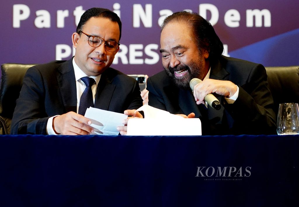 Ketua Umum Partai Nasional Demokrat (Nasdem) Surya Paloh (kanan) bersama Gubernur DKI Jakarta Anies Baswedan (kiri) pada acara Pengumuman Calon Presiden Pemilu 2024 yang diusung Partai Nasdem di Nasdem Tower, Jakarta, Senin (3/10/2022).