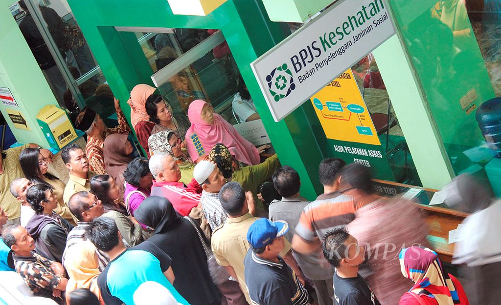 Pasien peserta Badan Penyelenggara Jaminan Sosial (BPJS) Kesehatan dari PNS, TNI, dan Polri mengantre di loket pendaftaran poliklinik Rumah Sakit M Yunus, Provinsi Bengkulu, Rabu (8/1). Belum banyak peserta BPJS Kesehatan dari PNS yang memahami betul mekanisme BPJS kesehatan.