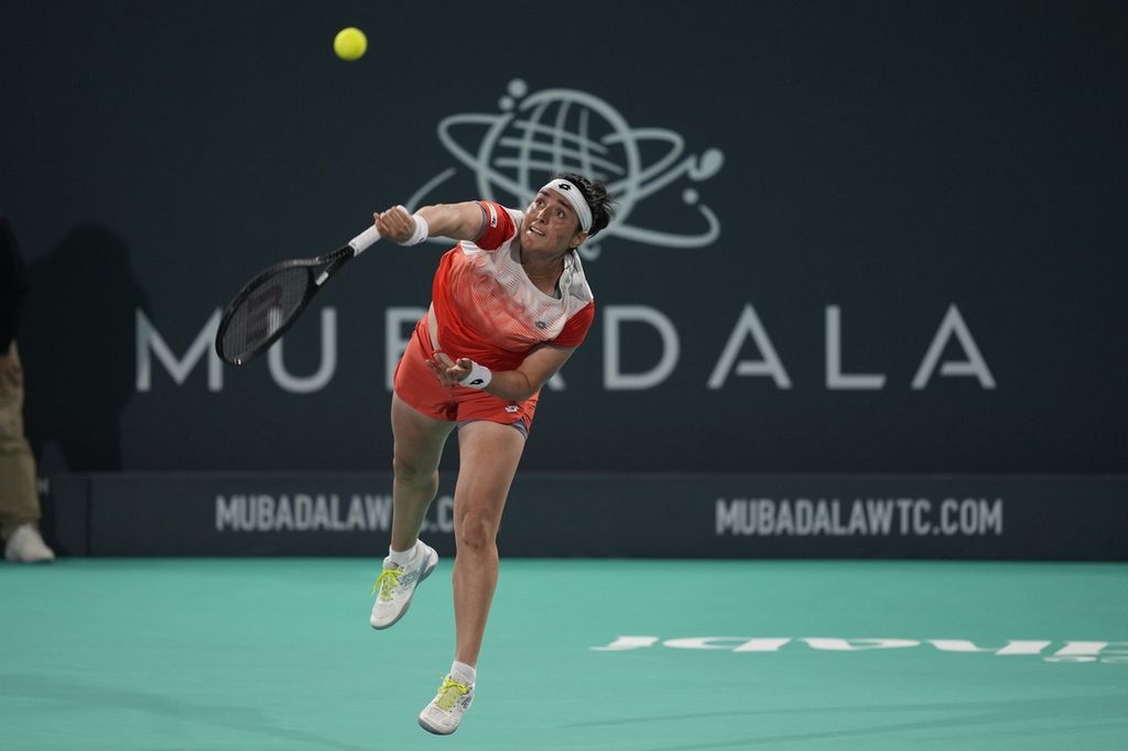 Petenis Tunisia, Ons Jabeur, melepaskan pukulan servis saat melawan petenis Inggris, Emma Raducanu, dalam laga Kejuaraan Tenis Dunia Mubadala di Abu Dhabi International Tennis Complex, Uni Emirat Arab, Sabtu (17/12/2022) dini hari WIB. Jabeur menang dengan skor 5-7, 6-3, 10-8. 