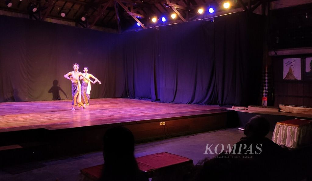 https://assetd.kompas.id/sorduSJx6gt6Tv0x8NJx7HVglE0=/1024x596/filters:watermark(https://cdn-content.kompas.id/umum/kompas_main_logo.png,-16p,-13p,0)/https%3A%2F%2Fkompas.id%2Fwp-content%2Fuploads%2F2021%2F12%2F20211222cokc-pergelaran-di-geoks-singapadu_1640109112.jpg