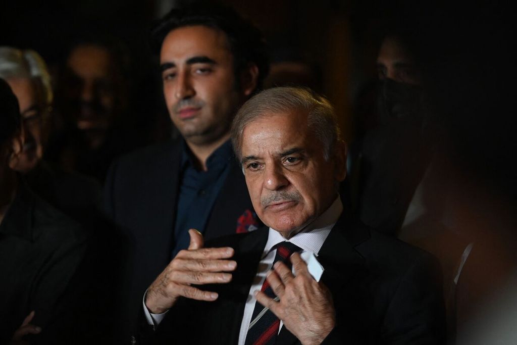 Shehbaz Sharif (kanan), saat masih menjadi tokoh oposisi, berbicara dalam konferensi pers bersama sejumlah pemimpin partai lainnya di Islamabad pada 7 April 2022. Shahbaz dipilih sebagai Perdana Menteri Pakistan menggantikan PM sebelumnya, Imran Khan, yang digulingkan dari posisinya pada Minggu (10/4/2022)