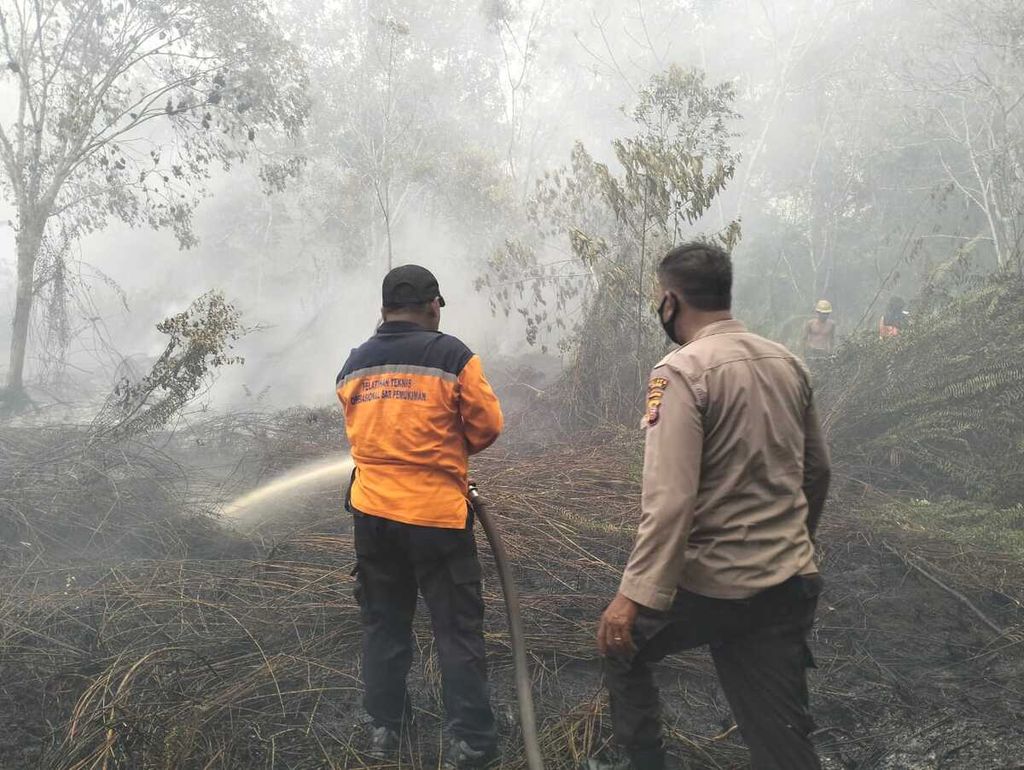 Kebakaran di Jembatan 9 Makin Ganas, Manggala Agni Kerahkan Upaya Maksimal