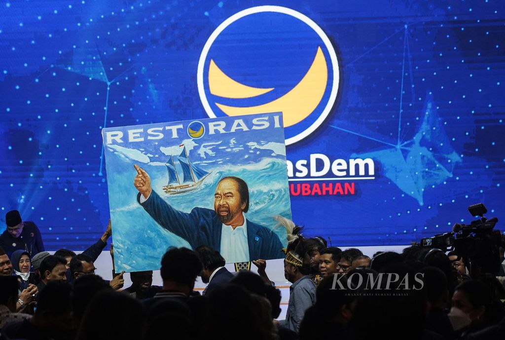 Lukisan bergambar Ketua Umum Partai Nasdem Surya Paloh yang diperlihatkan pada acara Perayaan Ulang Tahun 11 Tahun Partai Nasional Demokrat di Jakarta Convention Center, Jakarta, Jumat (11/11/2022). Acara yang dihadiri para kader partai ini juga dihadiri oleh Ketua Umum Partai Nasdem Surya Paloh dan calon presiden yang diusung Nasdem dalam Pilpres 2024, Anies Baswedan. Dalam pidato sambutannya, Surya Paloh mengingatkan kepada para kader partai untuk siap memenangkan dalam Pemilu 2024. 