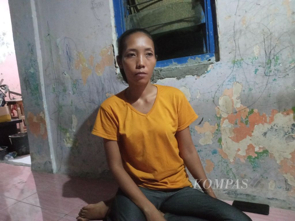 Marliyana (33), kakak korban, saat diwawancarai di rumahnya di Jalan Kapten Samadikun, Kota Cirebon, Jawa Barat, Jumat (10/5/2024) petang. Vina merupakan pelajar yang menjadi korban pembunuhan dan pemerkosaan di Cirebon pada 2016. 
