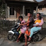 Warga Pandeglang Membenahi Rumah Yang Terdampak Gempa