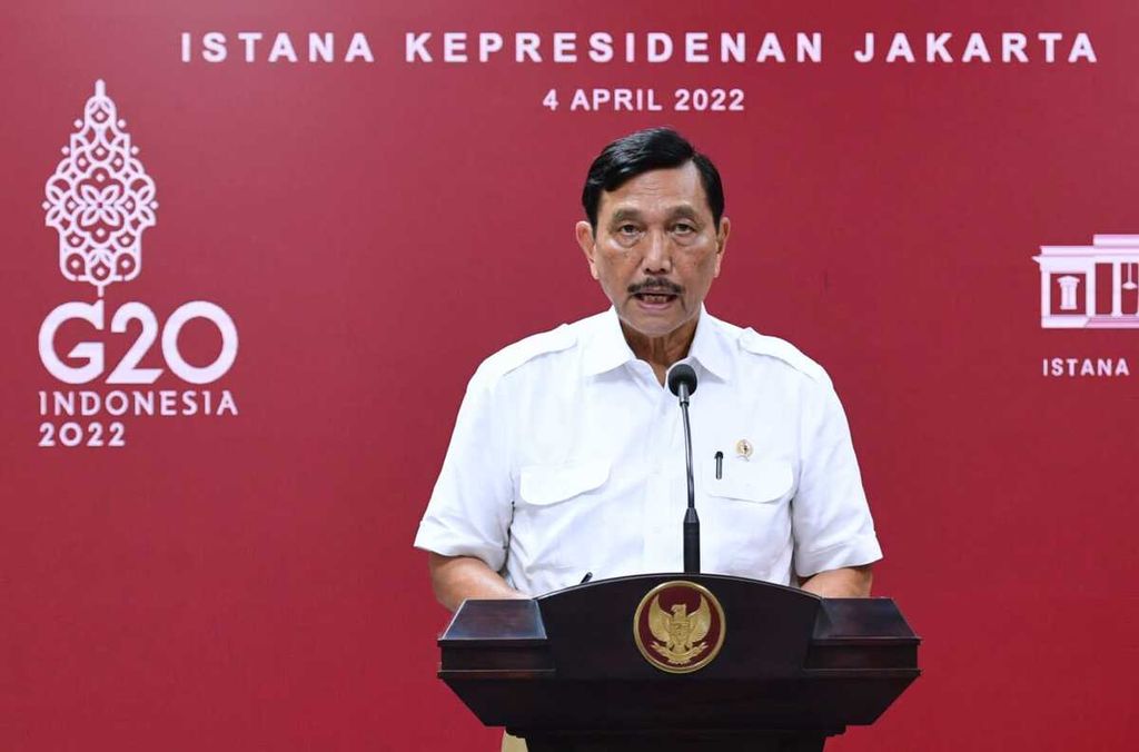 Menteri Koordinator Bidang Kemaritiman dan Investasi Luhut Binsar Pandjaitan dalam keterangannya di Kantor Presiden, Jakarta, Senin, 4 April 2022, selepas mengikuti rapat terbatas yang dipimpin oleh Presiden Joko Widodo.
