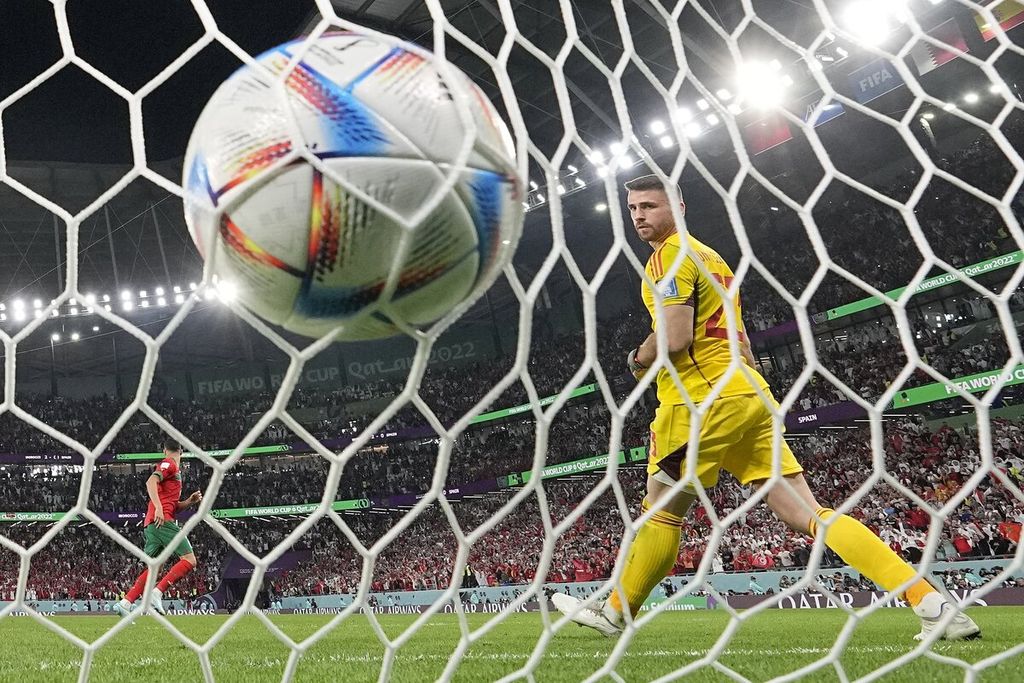 Kiper Spanyol Unai Simon gagal mengantisipasi tendangan penalti pemain Maroko Achraf Hakimi yang memastikan kemenangan Maroko atas Spanyol 3-0 dalam adu penalti pertandingan babak 16 besar Piala Dunia Qatar di Stadion Education City di Al-Rayyan, Qatar, Selasa (2/12/2022). Maroko hanya sekali gagal melakukan tendangan penalti melalui Badr Beoun. Sementara tiga pemain Spanyol—Pablo Sarabia, Carlos Soler, dan Sergio Busquets—gagal mengeksekusi penalti.