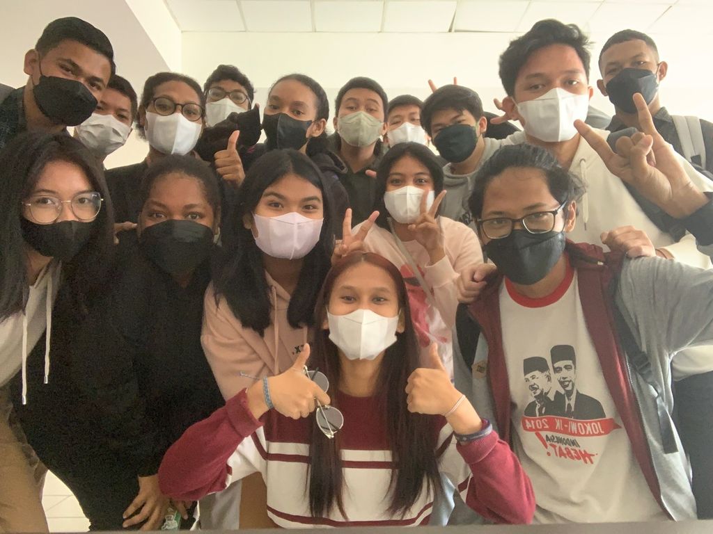 Kezia Rambu (tengah, kedua dari kanan), mahasiswi angkatan 2022 dari Fakultas Teknik Universitas Katolik Indonesia Atma Jaya di BSD, Tangerang, berpose bersama teman-teman di kampus