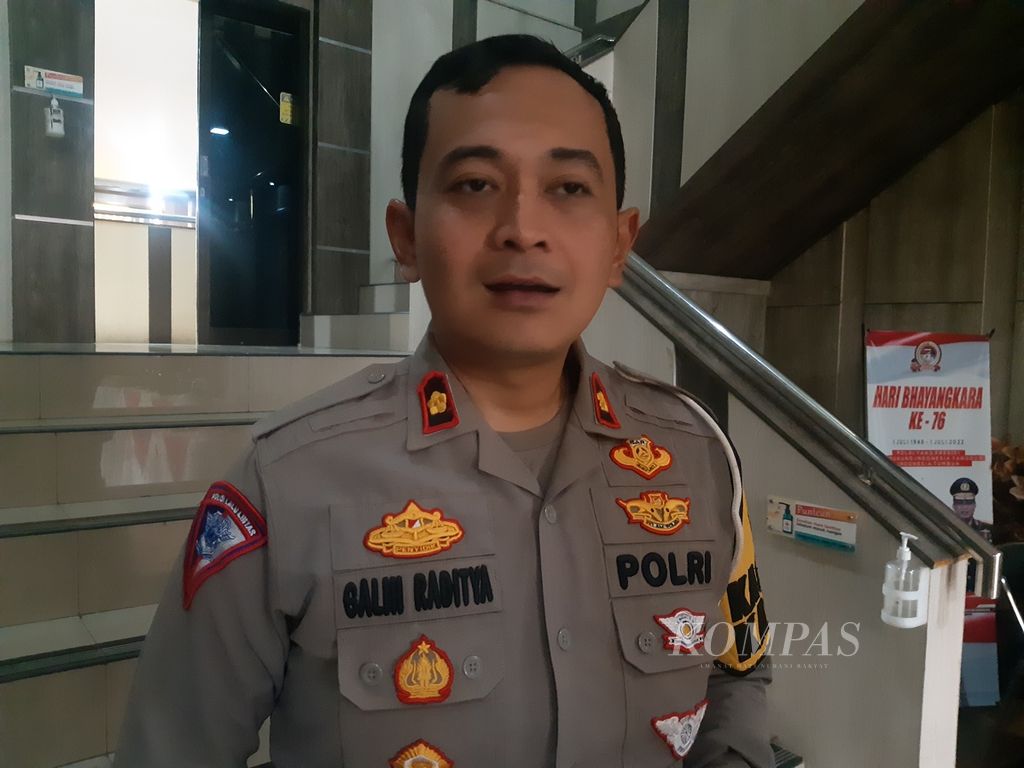 Kepala Satuan Lalu Lintas Polresta Cirebon Komisaris Galih Raditya saat diwawancara, Jumat (30/12/2022), di Cirebon.