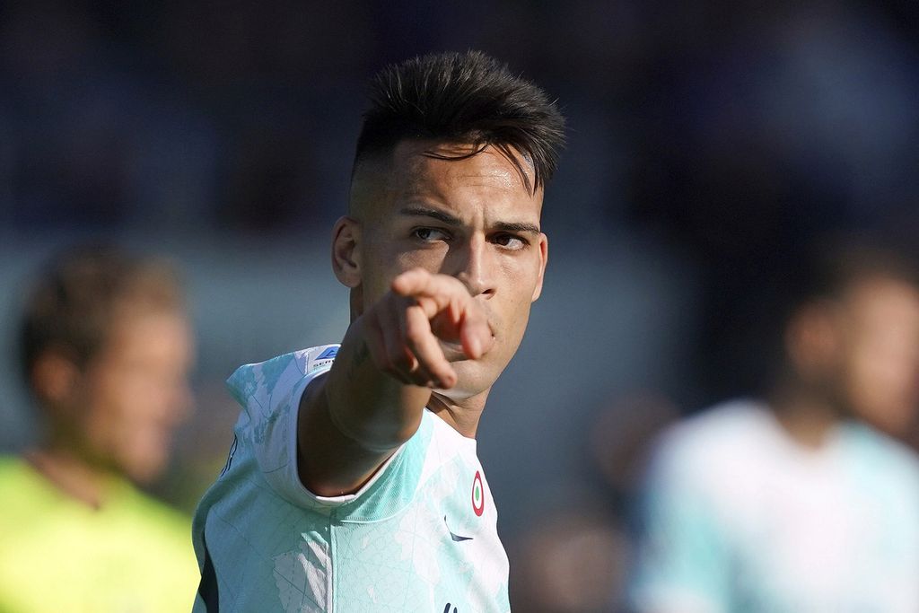 Reaksi penyerang Inter Milan, Lautaro Martinez, setelah bek Atalanta, Jose Luis Palomino, mencetak gol bunuh diri pada laga Liga Italia antara Atalanta dan Inter Milan di Stadion Gewiss, Bergamo, Minggu (13/11/2022).