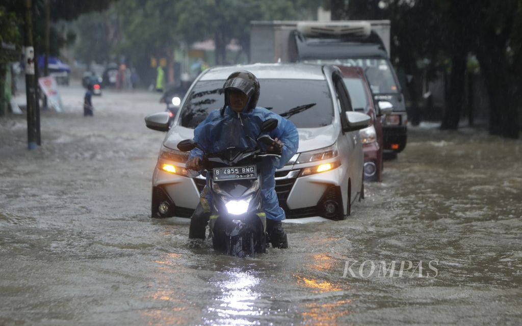 Pengendara menembus banjir yang menggenangi Jalan Mabes Hankam, Bambu Apus, Cipayung, Jakarta Timur, Sabtu (6/7/2024). Hujan deras di wilayah Jakarta dan sekitarnya menyebabkan banjir di sejumlah titik dan mengganggu mobilitas warga.