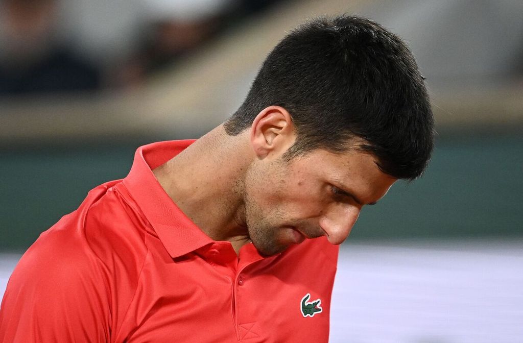 Reaksi petenis Serbia, Novak Djokovic, saat pertandingan perempat final Perancis Terbuka di Lapangan Phillipe Chatrier, Paris, 1 Juni 2022. Djokovic belum tentu bisa bertanding di turnamen Cincinnati dan Grand Slam Amerika Serikat Terbuka karena belum mendapat vaksin Covid-19 meskipun namanya terdaftar dalam dua turnamen besar itu.