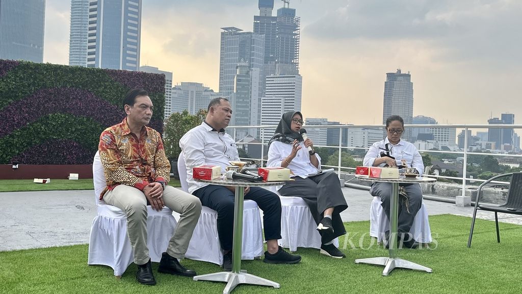 Ketua Network for Indonesia Democratic Society (Netfid) Dahlia Umar (kedua dari kanan) memberikan paparan saat diskusi media bertajuk "Pendaftaran, Verifikasi, dan Penetapan Partai Politik Peserta Pemilu Tahun 2024" di Jakarta, Kamis (28/7/2022). Turut hadir sebagai pembicara anggota KPU, Yulianto Sudrajat, dan anggota Badan Pengawas Pemilu, Totok Hariyono.