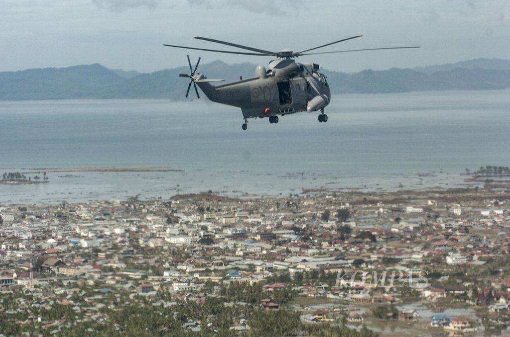 Helikopter Westland Sea King Mk 50 milik Angkatan Laut Australia yang digunakan untuk mengevakuasi korban tsunami terbang di atas kota Banda Aceh, Kamis (13/1/2005).