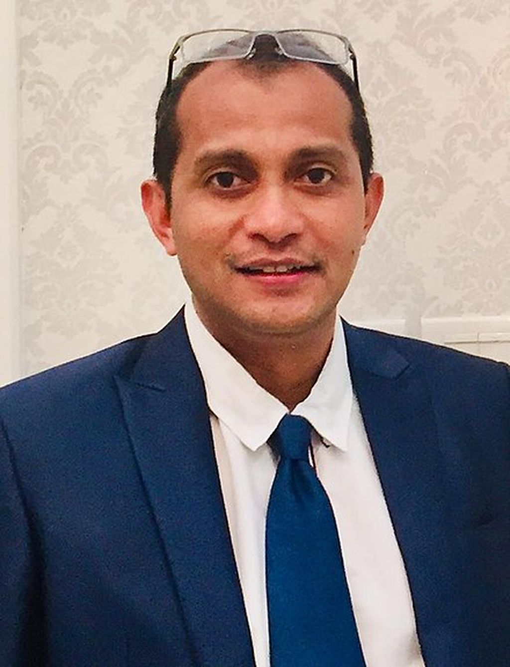 https://assetd.kompas.id/t5wER8VXwIhlUVHeFyHPI4KQW4E=/1024x1338/https%3A%2F%2Fkompas.id%2Fwp-content%2Fuploads%2F2021%2F03%2F440px-Wakil_Menteri_Hukum_dan_HAM_Edward_Omar_Sharif_Hiariej-1_1616537587.jpg