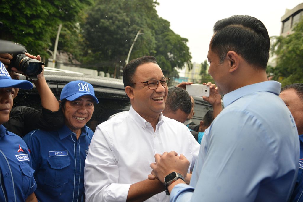 Bakal calon presiden Anies Baswedan (kiri) disambut Ketua Umum Partai Demokrat Agus Harimurti Yudhoyono saat berkunjung di DPP Partai Demokrat, Jakarta Pusat, Kamis (2/3/2023).
