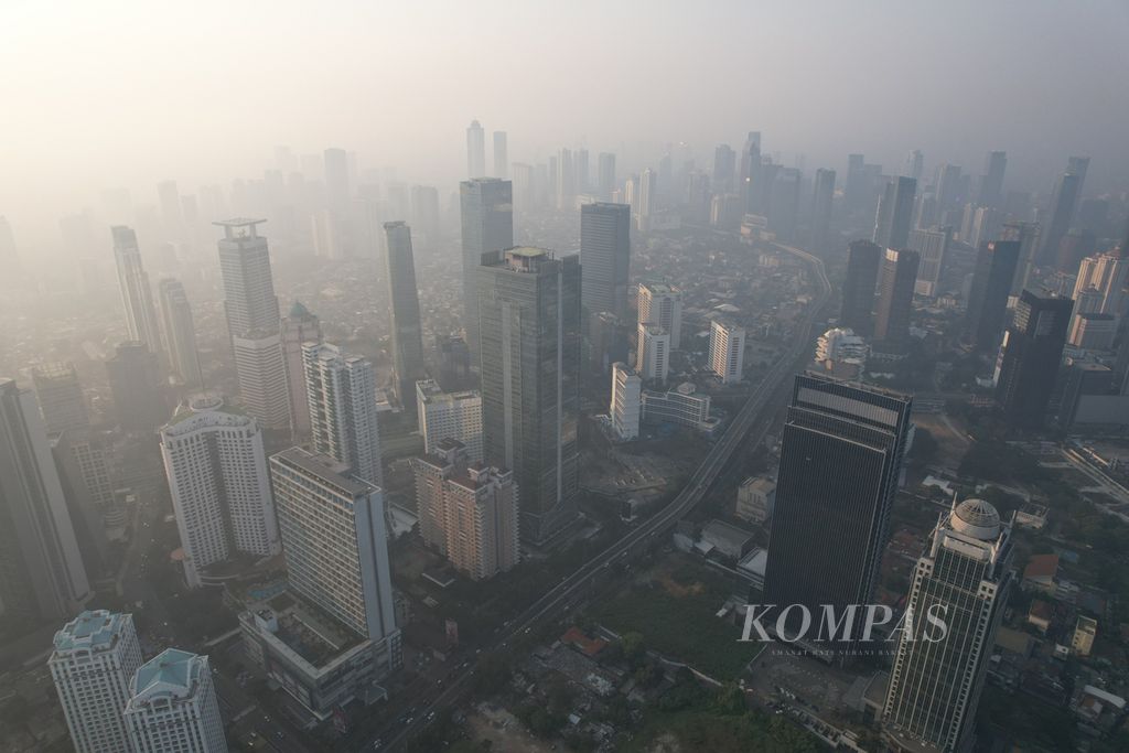 Kondisi langit Jakarta yang diselimuti kabut polusi pada hari kedua pelaksanaan kerja dari rumah (WFH) bagi 50 persen aparatur sipil negara di lingkungan Pemprov DKI Jakarta, Selasa (22/8/2023). Menurut situs IQAir, pada Selasa sekitar pukul 07.00, nilai indeks mutu udara di Jakarta sebesar 170 atau dalam kondisi tidak sehat.