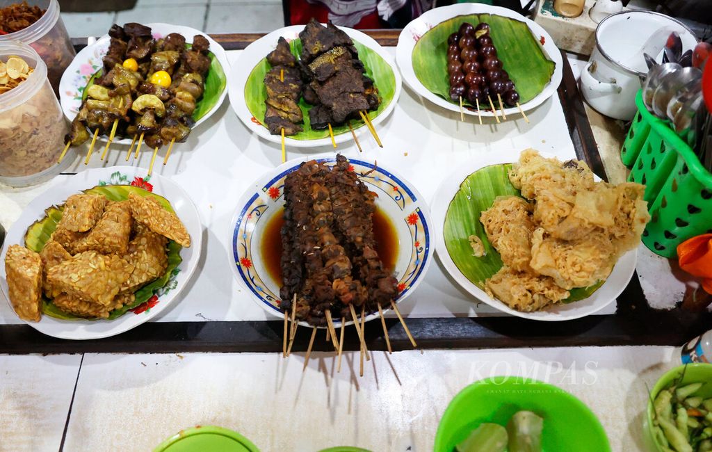 Lauk tahu, tempe, paru, otak sapi, dan hati ampela ayam menjadi bagian yang tidak terpisahkan sebagai pelengkap soto kudus di Taman Bojana, Kudus, Kabupaten Kudus, Jawa Tengah, Kamis (7/9/2023). Soto kudus daging kerbau menjadi salah satu ciri khas di antara aneka kuliner di wilayah Kudus. Soto dengan suwir daging kerbau berkuah soto kaya akan rasa rempah ini menjadi buruan bagi pelancong dan penikmat kuliner dari luar daerah. 
