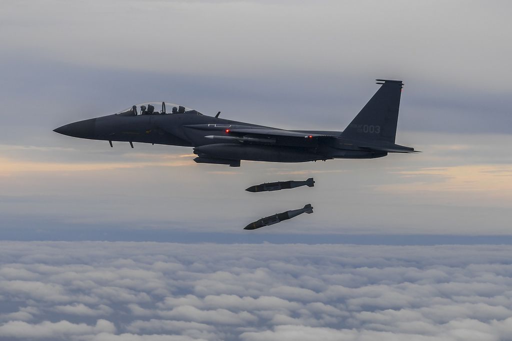 Pesawat tempur Korea Selatan, F15K, menjatuhkan bom ke sebuah target pulau di wilayah negara itu, Selasa (4/10/2022).