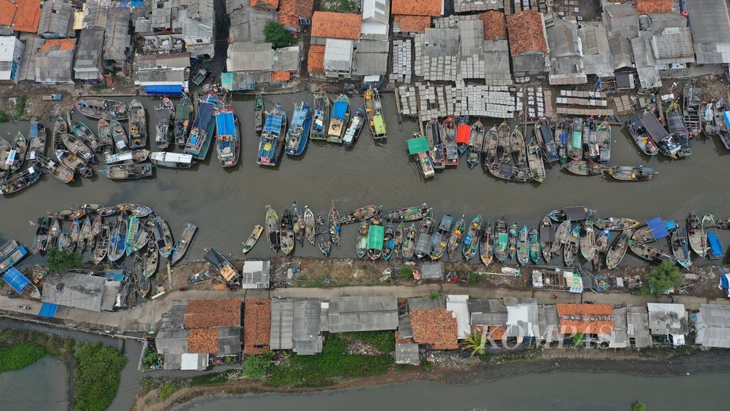 Foto udara kapal bersandar. 