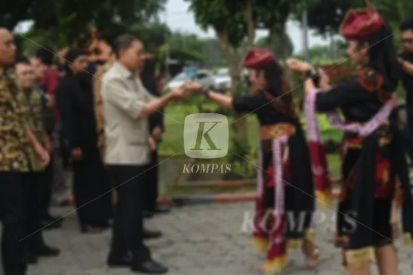 Penari menyambut kedatangan Menteri Kebudayaan Fadli Zon saat acara peresmian...