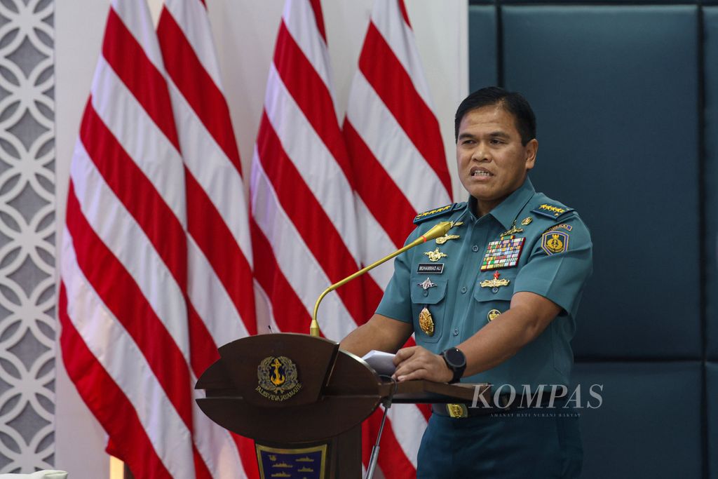 Kepala Staf TNI Angkatan Laut Laksamana Muhammad Ali berbicara di acara peluncuran buku <i>Sea Power Indonesia di Era Indo Pasifik</i> di Wisma Elang Laut, Jakarta, Selasa (6/8/2024).