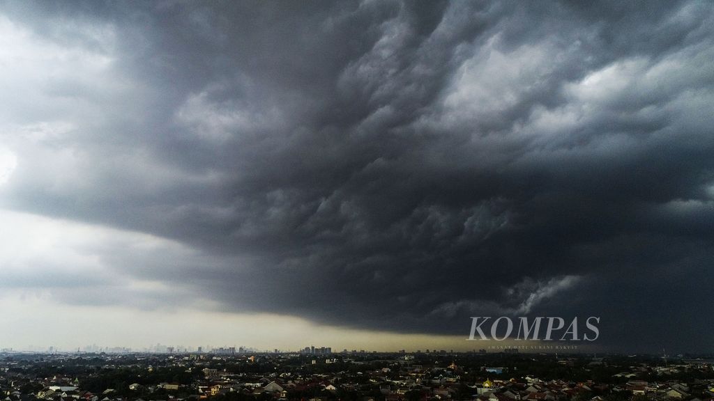 Mendung tebal menggelayut di kawasan selatan Jakarta sesaat sebelum hujan turun, Senin (23/12/2019). Badan Meteorologi, Klimatologi, dan Geofisika atau BMKG memperkirakan sebagian besar wilayah Indonesia akan melewati perubahan cuaca ekstrem. Kondisi itu diprediksi berlangsung pada Desember 2019 hingga Januari 2020. Perubahan cuaca ekstrem ditengarai berlangsung pada siang hingga sore hari. Siklon Phanfone di Samudera Pasifik, timur Filipina, meningkatkan ekstremitas cuaca.