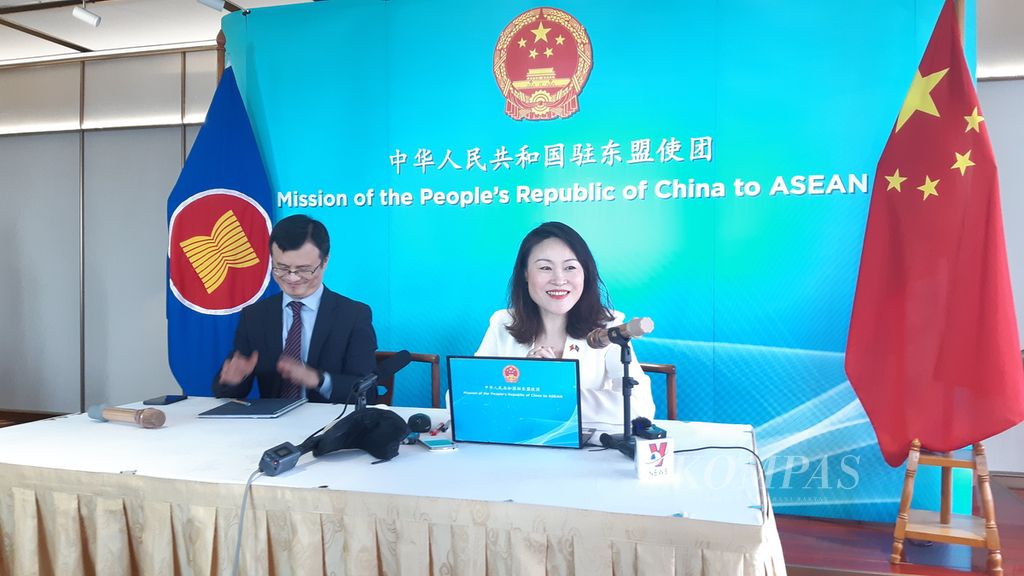Duta Besar Misi China untuk ASEAN Hou Yanqi (kanan) menjelaskan mengenai visi keterhubungan global China relevan dengan Pandangan ASEAN tentang Indo-Pasifik (AOIP) dalam jumpa pers di Jakarta, Selasa (21/3/2023). Ia didampingi Juru Bicara Misi China untuk ASEAN Wu Xiaofeng.