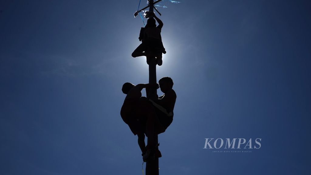 Siluet lomba panjat pinang