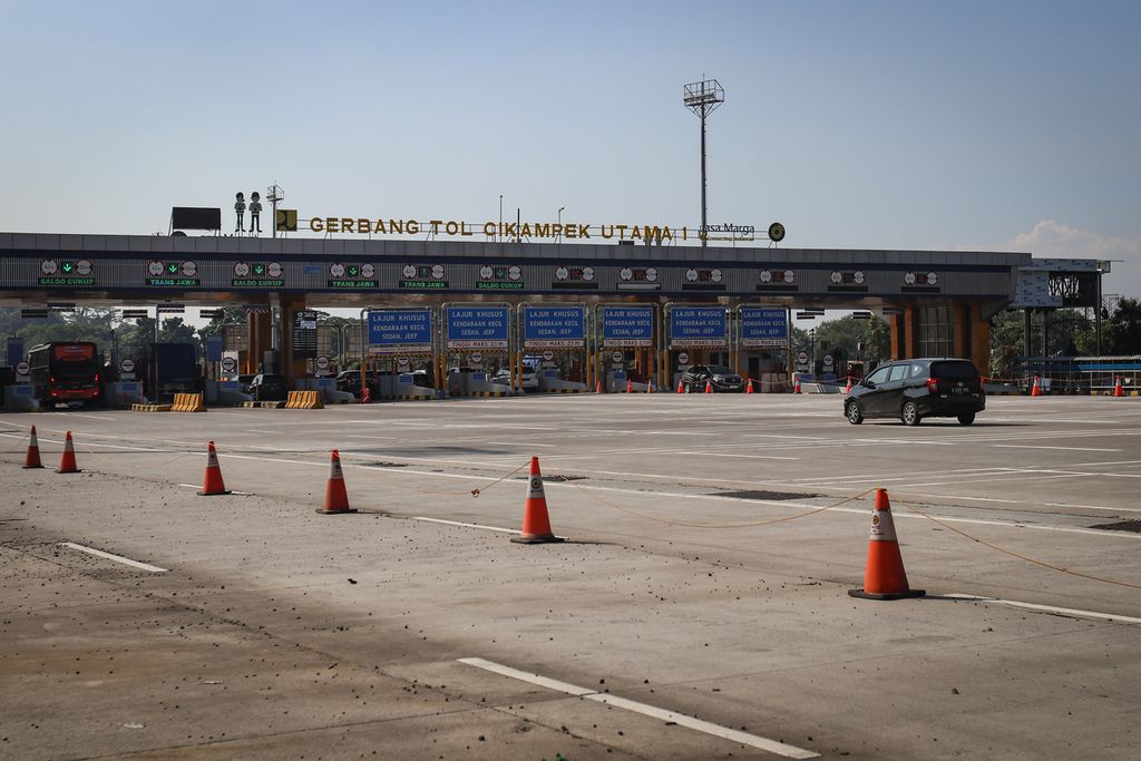 Lalu lalang kendaraan di Gerbang Tol Cikampek Utama 1, Karawang, Jawa Barat, Sabtu (8/4/2023). Jalan Tol Jakarta-Cikampek dan Cikopo-Palimanan mulai bersolek sebelum menyambut arus mudik Lebaran 1444 Hijriah. Sejumlah ruas jalan dan tempat istirahat direnovasi demi kenyamanan pemudik. Tol Cileunyi-Sumedang-Dawuan atau Cisumdawu pun bersiap menjadi jalur fungsional demi mengurai pemudik dari Bandung.