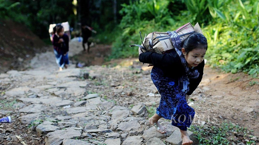 Mengangkut Hasil Kebun