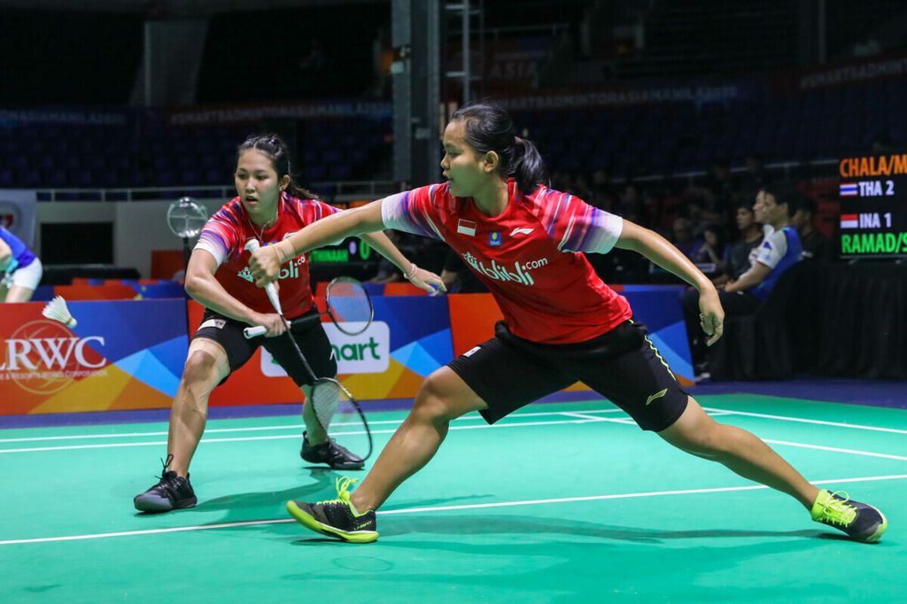 Ilustrasi : Ganda kedua Siti Fadia Silva Ramadanti (kanan) dan Ribka Sugiarto menyumbang satu angka Indonesia pada laga penentuan juara Grup Y Kejuaraan Asia Bulu Tangkis Beregu antara Indonesia dan Thailand di Manila, Filipina, Kamis (13/2/2020). Fadia/Ribka mengalahkan Chayanit Chaladchalam/Phataimas Muenwong, 21-17, 21-12.