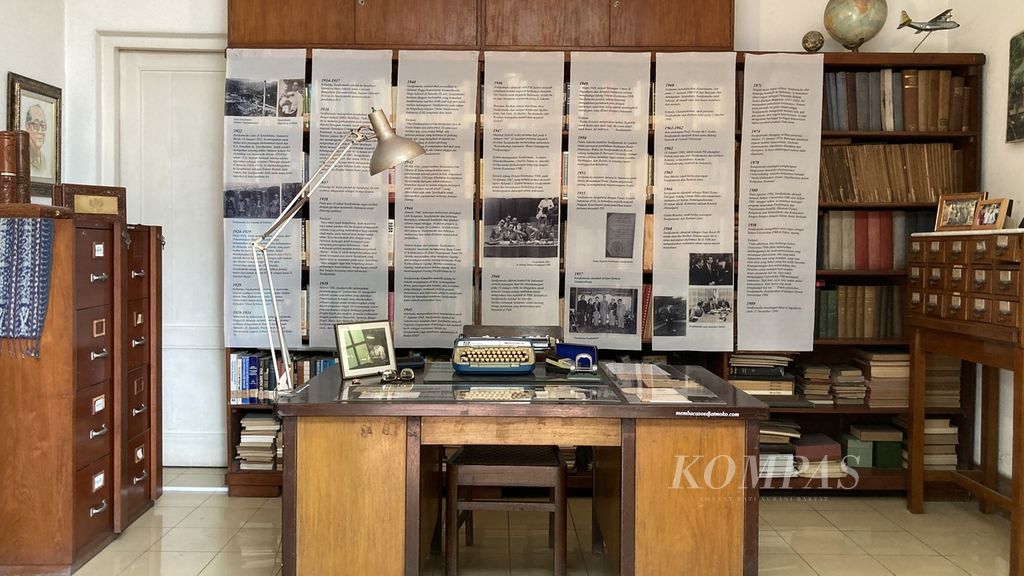 Suasana pameran Membaca Soedjatmoko dari Rumah dan Ingatan” yang berlangsung di kediaman Soedjatmoko (1922-1989) di kawasan Menteng, Jakarta, Senin (9/1/2023). Pameran yang berlangsung pada 10-14 Januari 2023 ini menampilkan lebih dari 250 arsip pribadi yang disimpan keluarga Soedjatmoko. Adapun Soedjatmoko merupakan pemikir dan diplomat. Ia pernah menjadi perwakilan Indonesia pada Sidang Umum PBB, serta ikut mendampingi Sutan Sjahrir di sidang Dewan Keamanan PBB pada 1947.