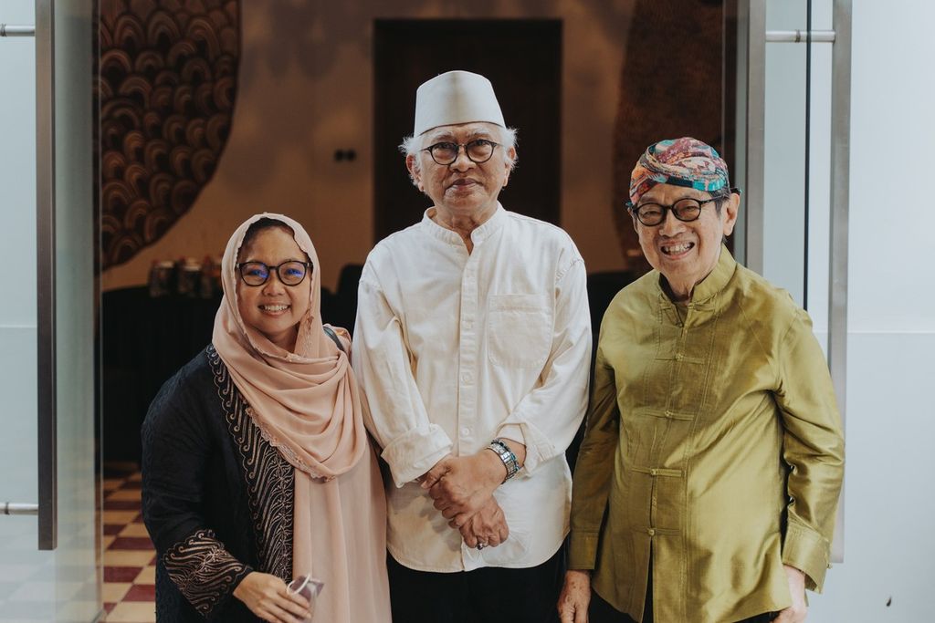 Alissa Wahid (kiri) diminta Gus Mus (tengah) membuka pameran Lanskap Gus Mus di OHD Museum, Magelang, 11 Maret 2023. Pembukaan disaksikan Oei Hong Djien (kiri) yang juga pemilik OHD Museum.