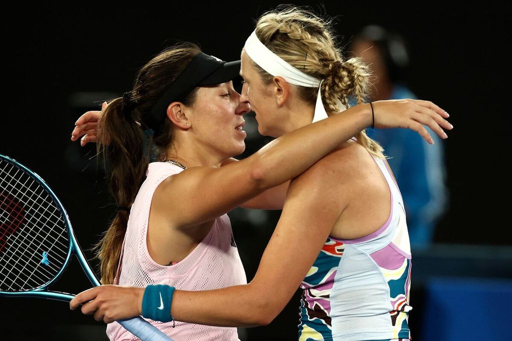 Victoria Azarenka (kanan) memeluk Jessica Pegula (AS) yang dikalahkannya pada laga perempat final Grand Slam Australia Terbuka di Melbourne Park, Melbourne, Australia, Selasa (24/1/2023). 
